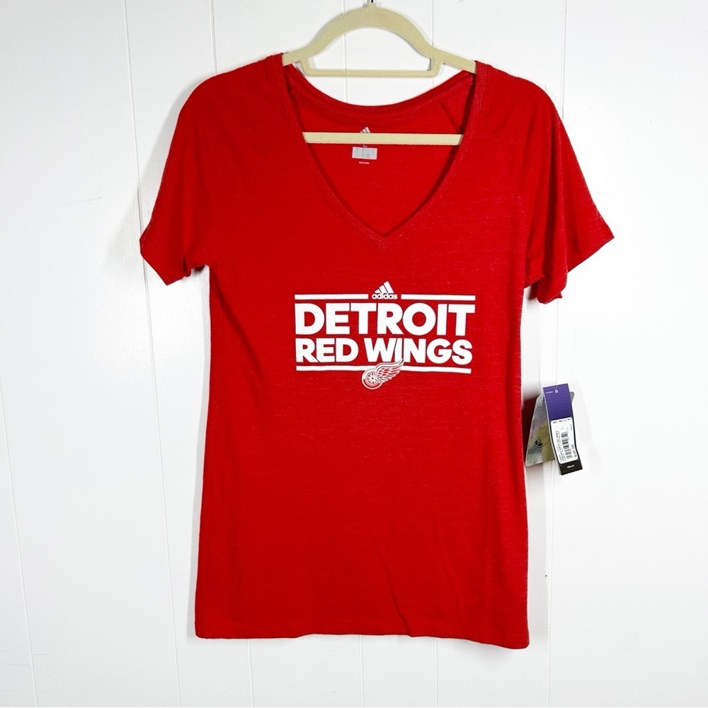 NWT Adidas Detroit Red Wings Graphic V Neck Short Sleeve Red Tee Large